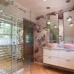 Large With Sauna, Jacuzzi And Pool Сasa de vacaciones