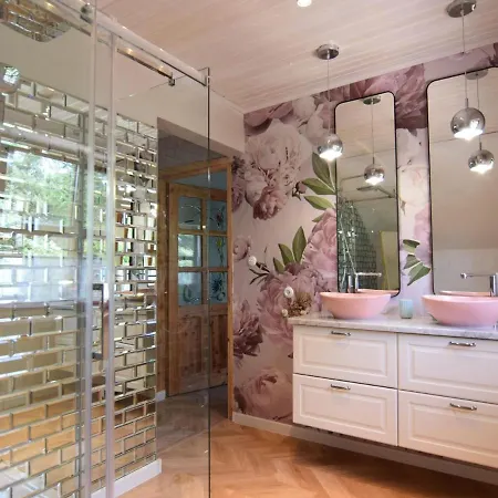 Large With Sauna, Jacuzzi And Pool Дом отдыха
