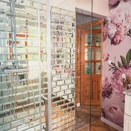 Large With Sauna, Jacuzzi And Pool *