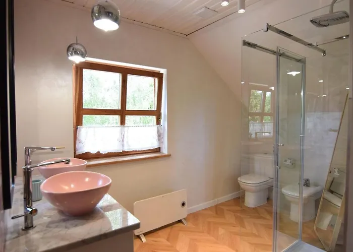 Large With Sauna, Jacuzzi And Pool *