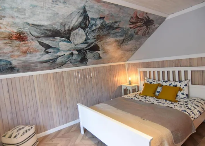 Large With Sauna, Jacuzzi And Pool *