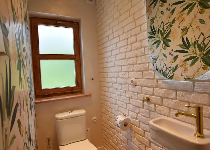 Large With Sauna, Jacuzzi And Pool *