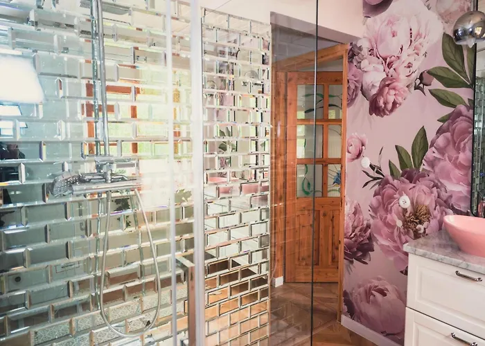 Large With Sauna, Jacuzzi And Pool *